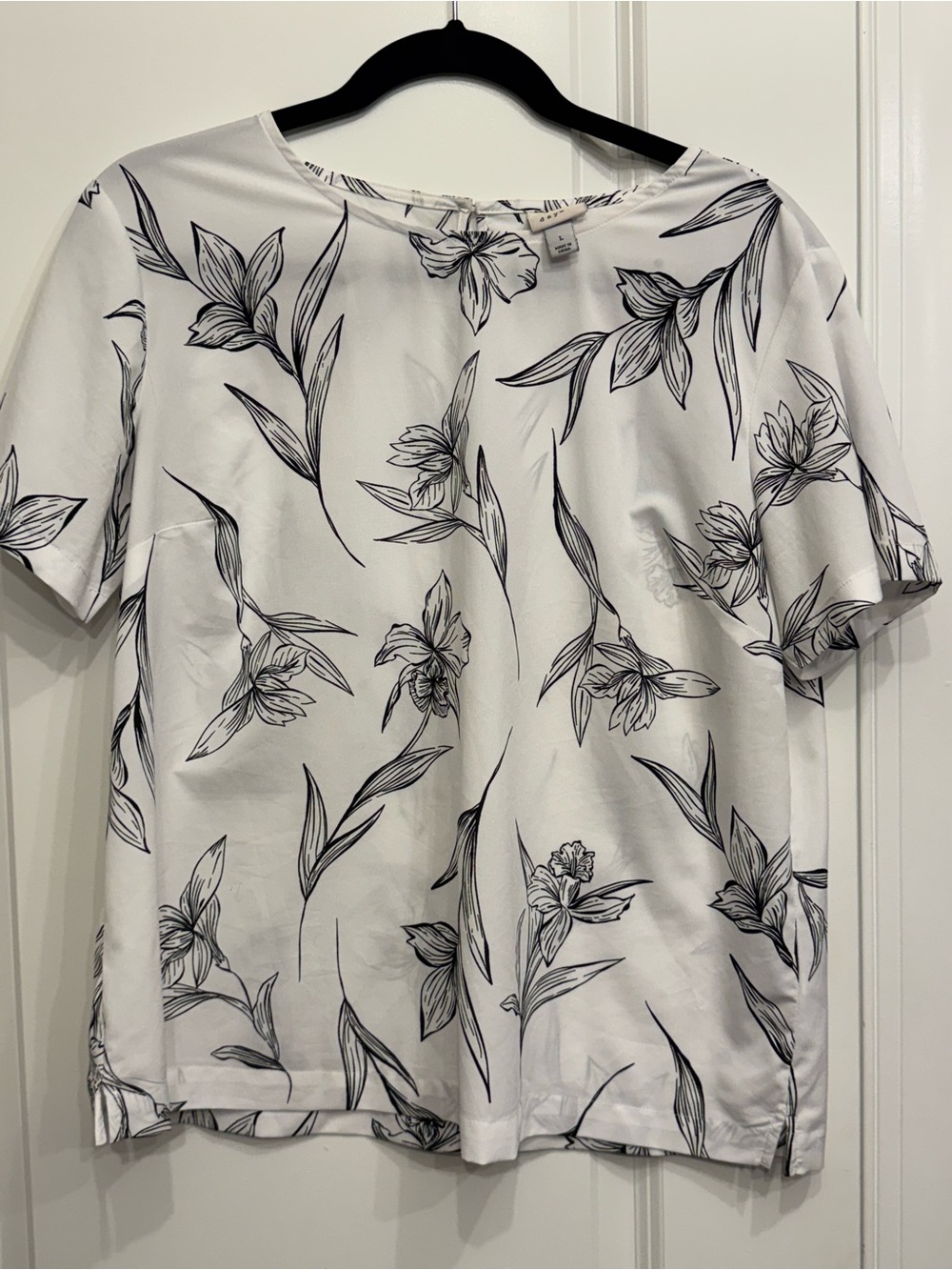 a new day White Short-Sleeve Floral Tee with Black Print
